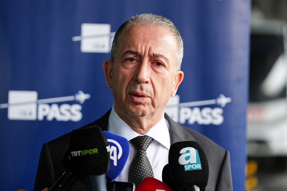 Galatasaray Kulübü İkinci Başkanı Metin Öztürk, İstanbul Havalimanı'nda basın mensuplarına...