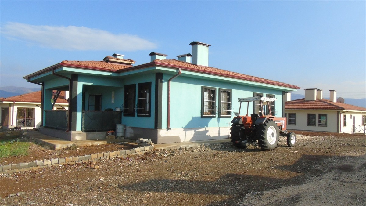 Gaziantep'in İslahiye ilçesinde, Toplu Konut İdaresi Başkanlığınca inşa edilen köy tipi afet...