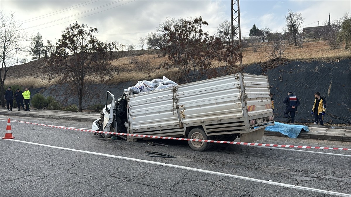 Gaziantep'in Oğuzeli ilçesinde tıra çarpan kamyonetin sürücüsü hayatını kaybetti. Bölgeye 112 Acil...
