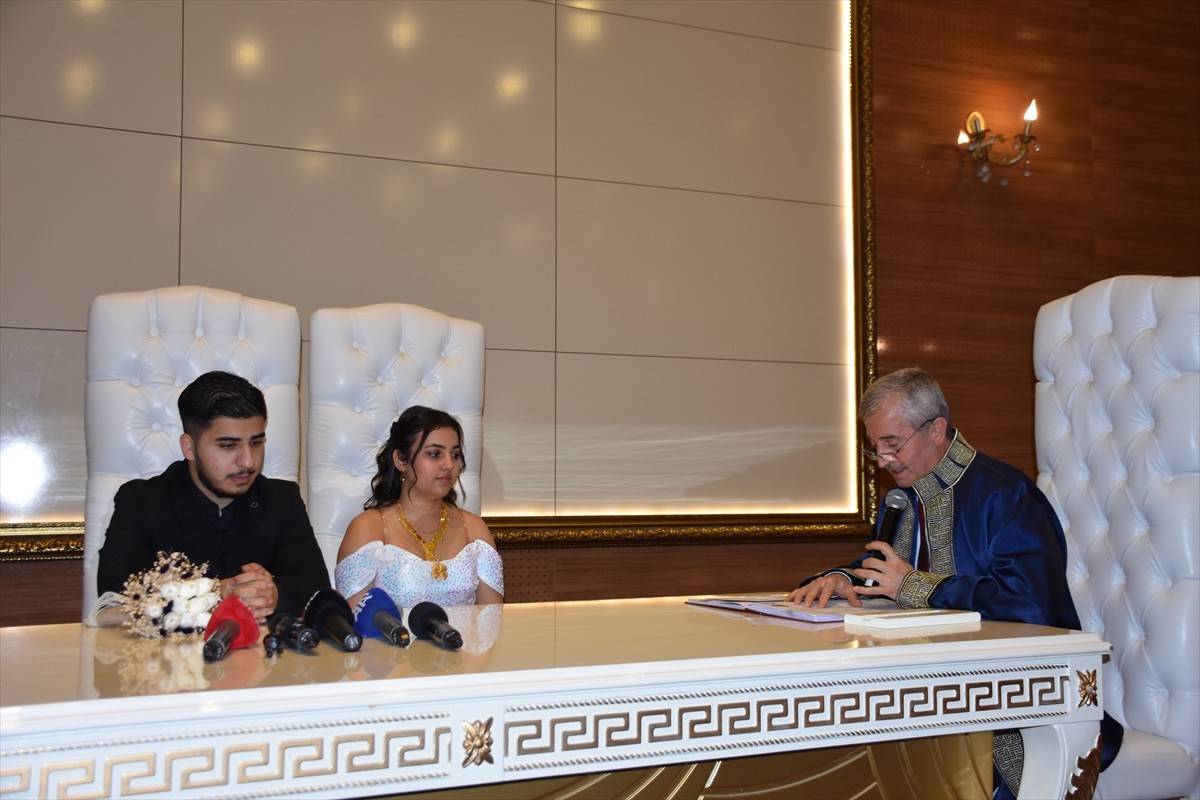 Gaziantep'in Şahinbey ilçesinde yılın son nikahı Vali Kemal Çeber şahitliğinde kıyıldı. Nikah...