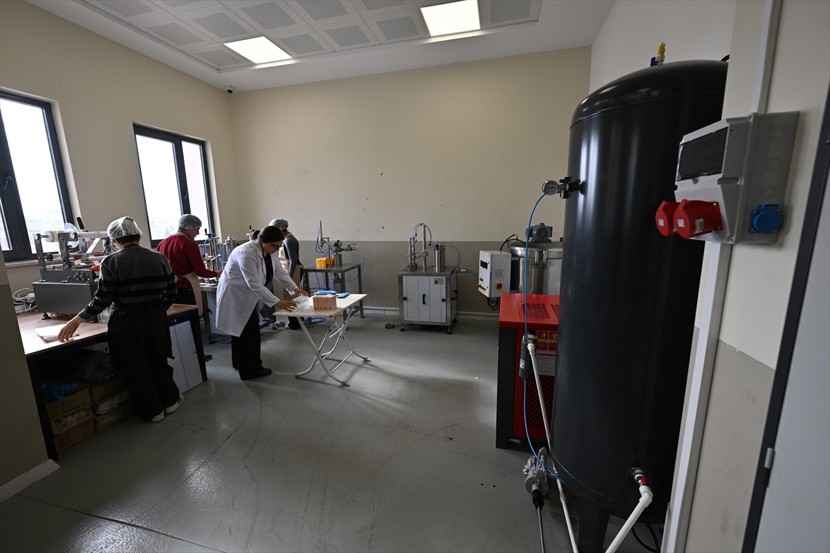 Gaziantep'te Kadın Girişimci Destek Merkezi'nde (KAGİDEM) parfüm üretimi yapan Gaziantepli...