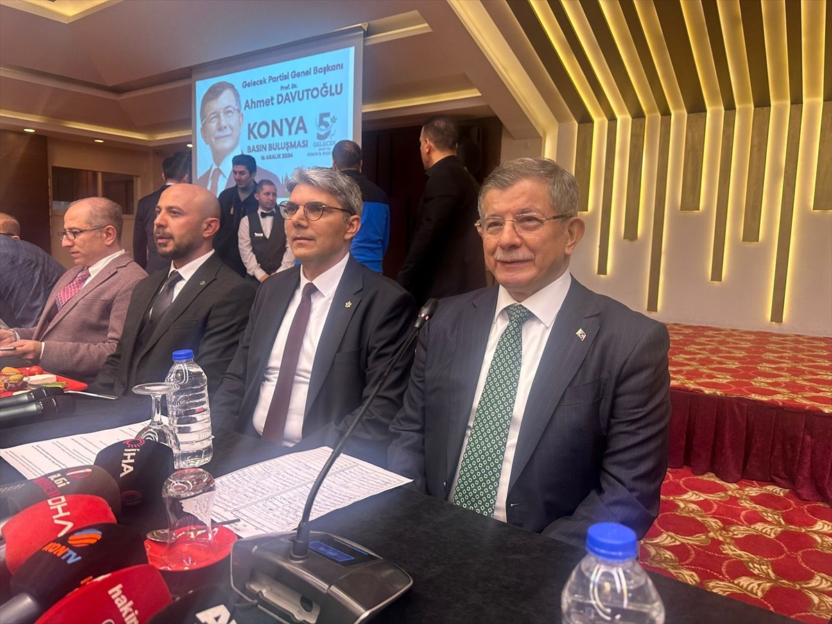 Gelecek Partisi Genel Başkanı Ahmet Davutoğlu (sağda), Konya'da bir otelde düzenlediği basın...