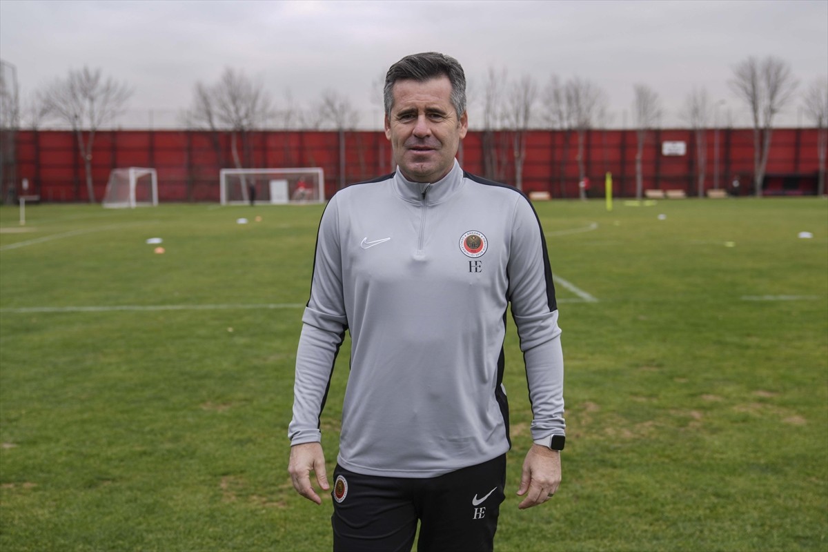 Gençlerbirliği'nin yeni teknik direktörü Hüseyin Eroğlu (fotoğrafta), Beştepe İlhan Cavcav...