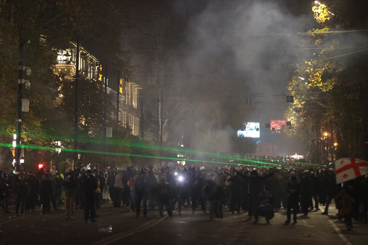 Gürcistan'ın başkenti Tiflis'te devam eden gösterilerde polis ile göstericiler arasında arbede...