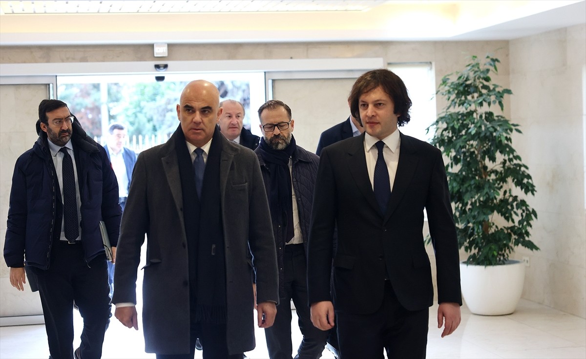 Gürcistan Başbakanı İrakli Kobakhidze (sağda), ülkesinde temaslarda bulunan Avrupa Konseyi Genel...