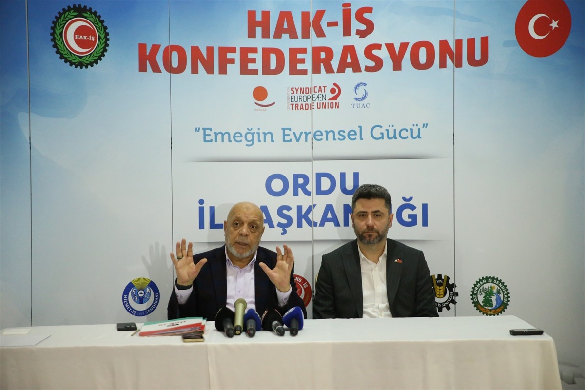 HAK-İŞ Genel Başkanı Mahmut Arslan, Ordu'nun Altınordu ilçesindeki bir otelde düzenlediği basın...