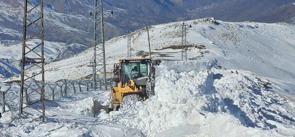 Hakkari'nin Şemdinli ilçesinde kardan kapanan üs bölgesinin yolu ekiplerce açıldı.