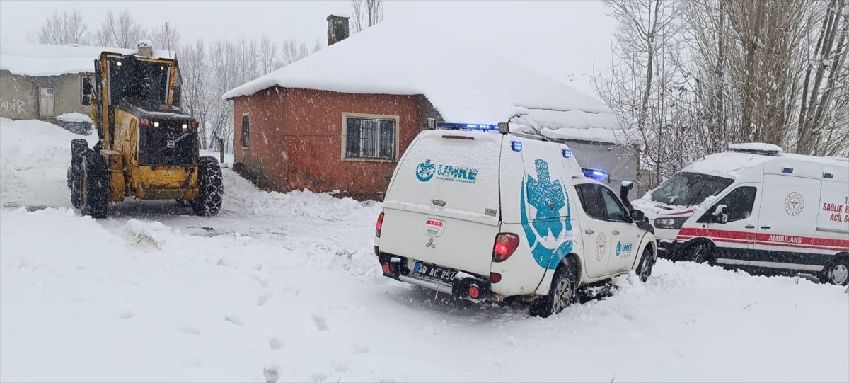 Hakkari'nin Yüksekova ilçesinde yolu kardan kapanan köylerde rahatsızlanan 4 hasta, ekiplerin...