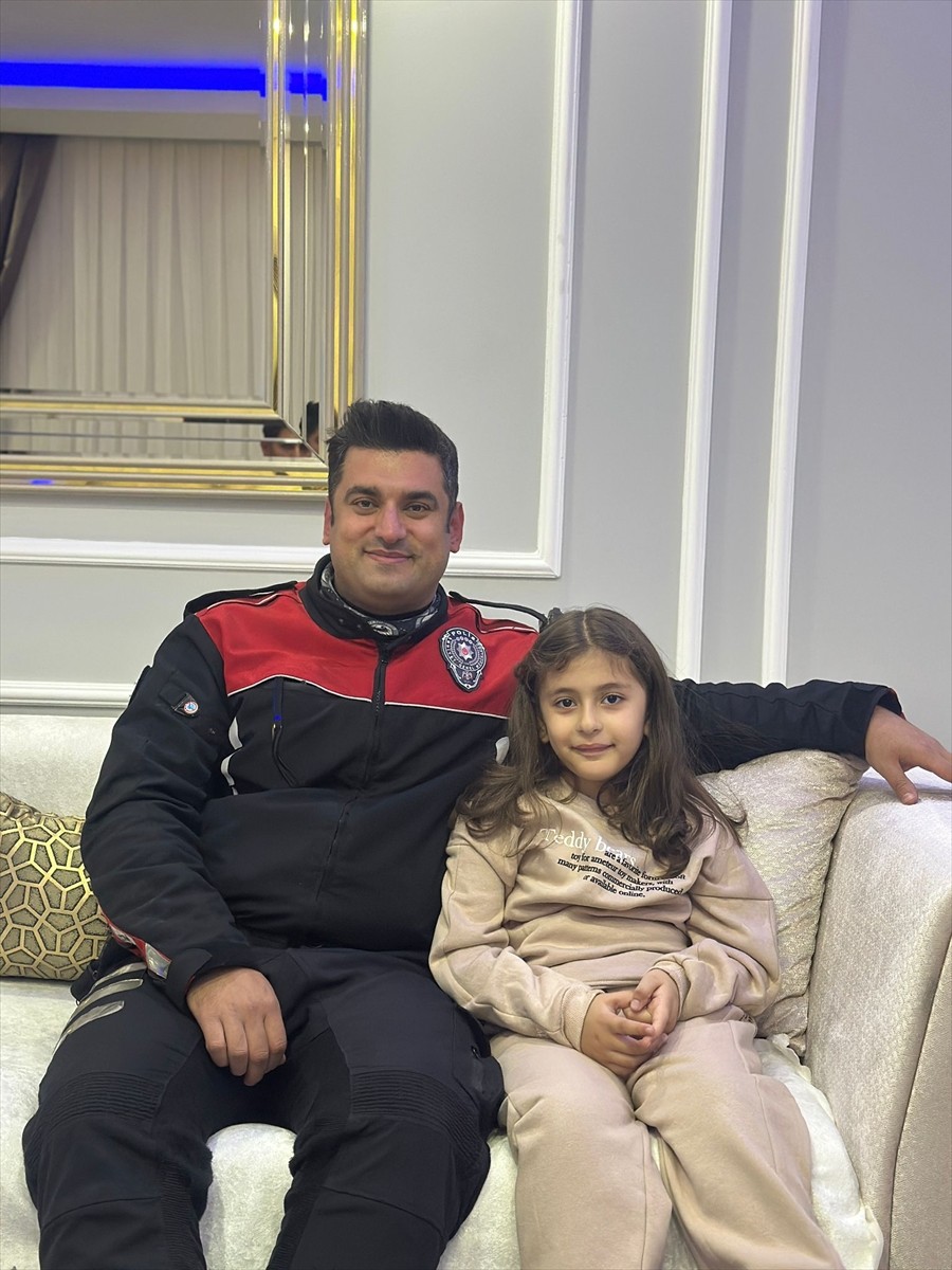 Hatay'da polis ekipleri, şehit meslektaşları Emirhan Şimşek'in 7 yaşına giren kızına doğum günü...