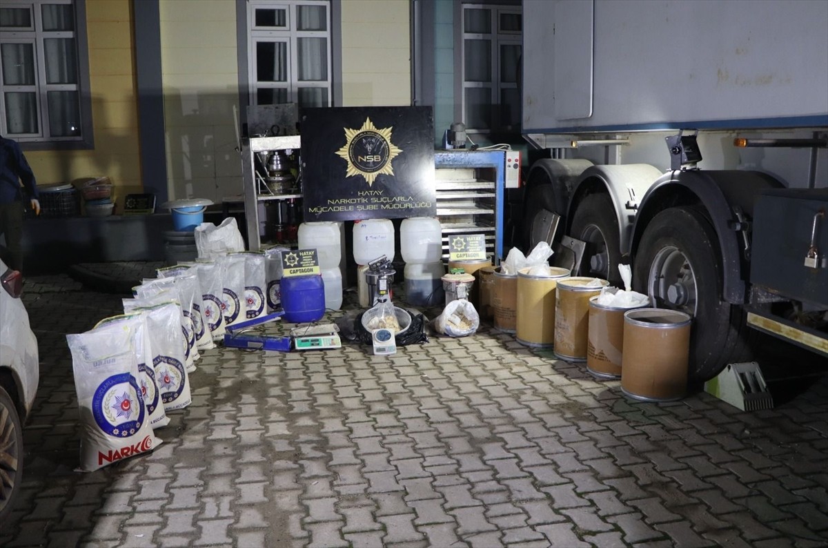 Hatay'da uyuşturucu imalathanesi olarak kullanılan bir eve düzenlenen operasyonda gözaltına alınan...