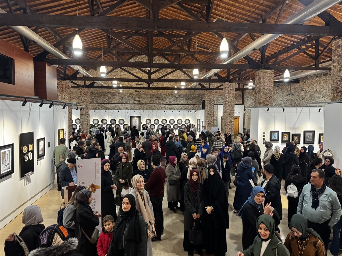 Hattat Mustafa Cemil Efe'nin "Tecelli" isimli 13'üncü kişisel hüsnühat sergisi Saray...