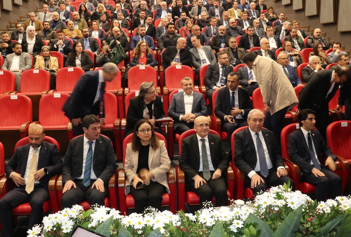 Hazine ve Maliye Bakanı Mehmet Şimşek (sağ 3), "İş Dünyası Buluşması" programı çerçevesinde...