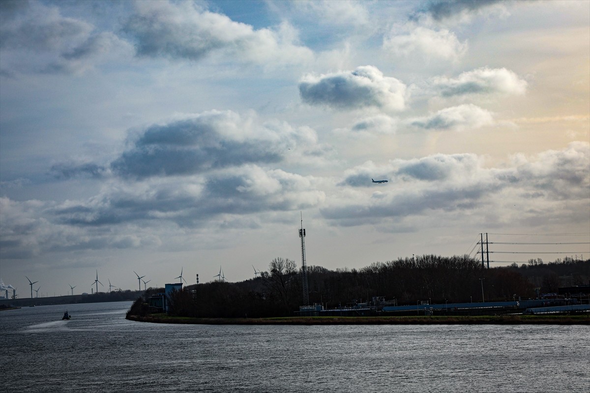 Hollanda'da rekor sayılabilecek 11 günlük aranın ardından güneş yüzünü tekrar gösterdi. Bulutlu...