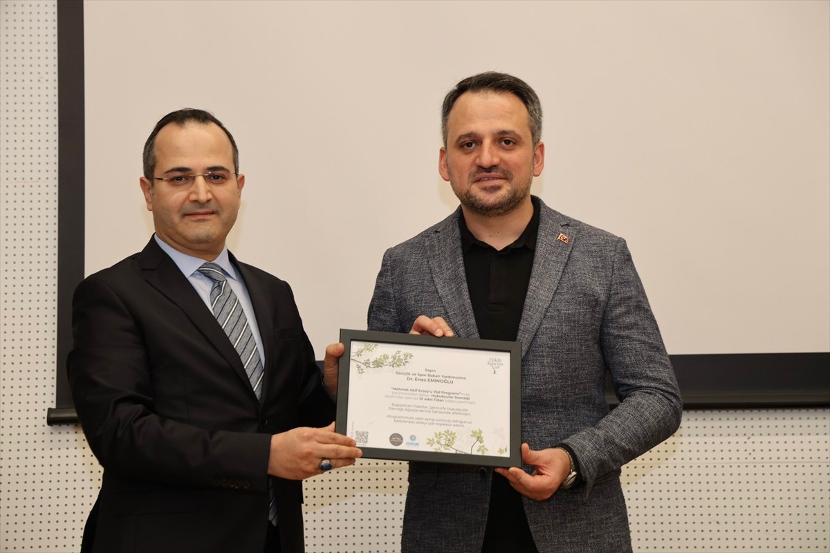 Hukukçular Derneğince, İstiklal Marşı'nın yazarı milli şair Mehmet Akif Ersoy'u anma programı...