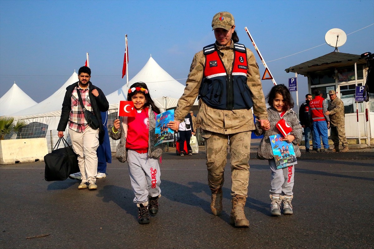 İç savaş sırasında Türkiye'ye sığınan Suriyeliler, 61 yıllık Baas rejiminin devrilmesi sonrasında...