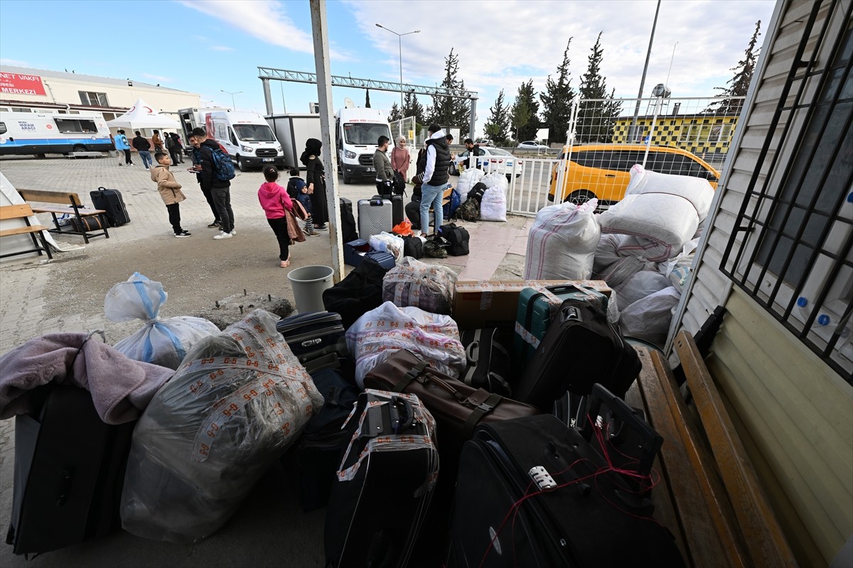 İç savaş sırasında Türkiye'ye sığınan Suriyelilerin 61 yıllık Baas rejiminin devrilmesi sonrasında...