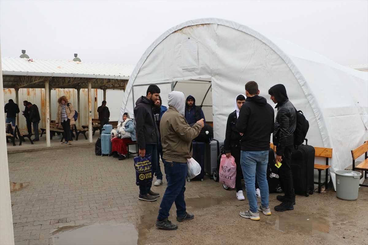 İç savaş sırasında Türkiye'ye sığınan Suriyelilerin 61 yıllık Baas rejiminin devrilmesi sonrasında...