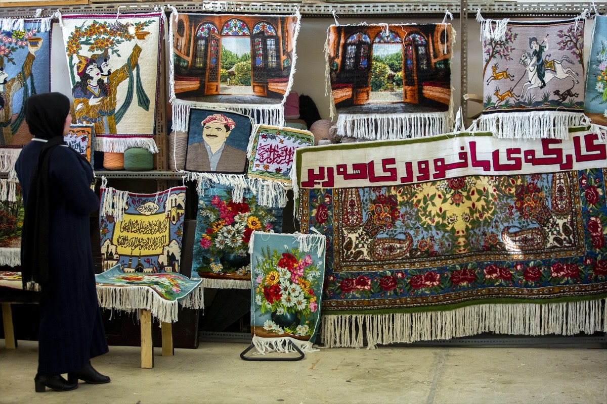 Irak’ın Erbil kentinde 26 yıldır hizmet veren Harir Halı Dokuma Atölyesi'nde çalışan kadınların...