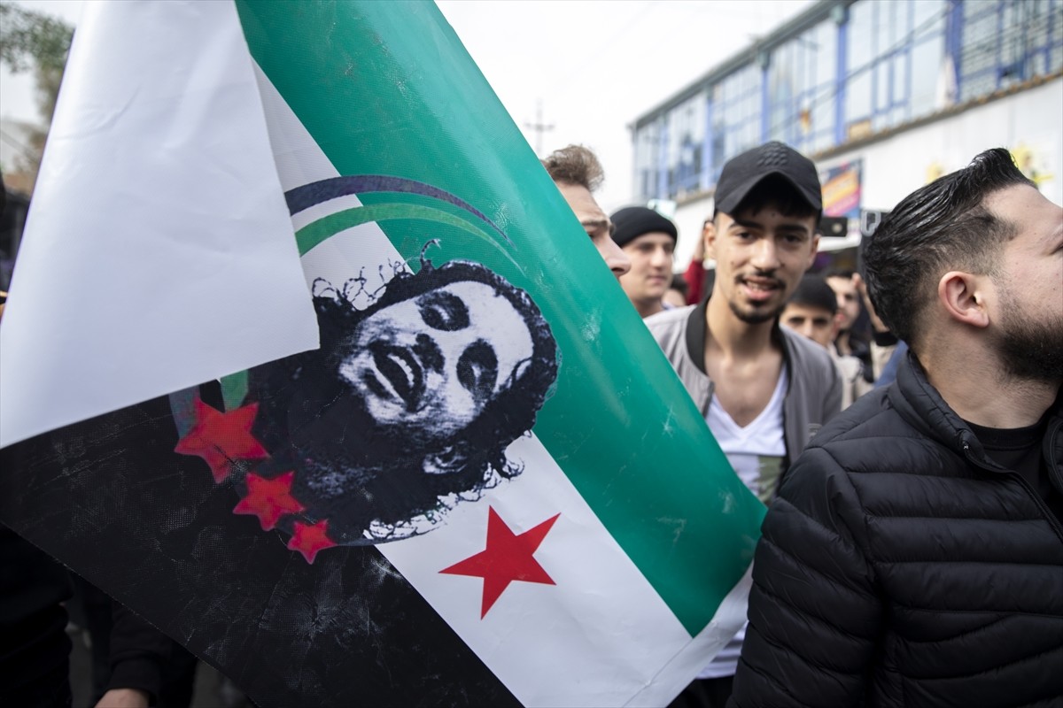 Irak’ın Erbil kentinde yaşayan Suriyeliler, Esed rejiminin devrilmesini kutladı. Erbil Kalesi...