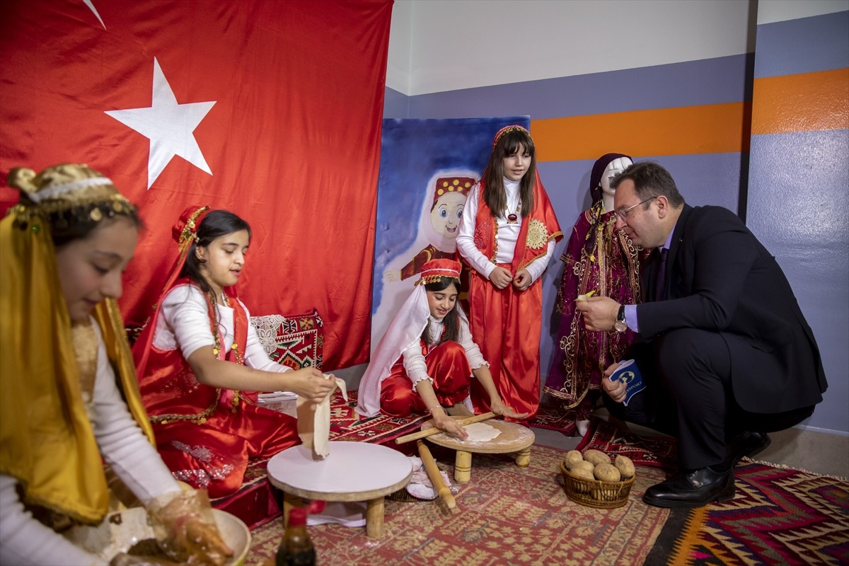 Irak’ın Erbil kentindeki Uluslararası Maarif Erbil Okulları öğrencileri, “Uluslararası Kültür...