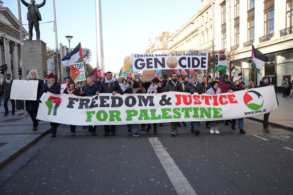 İrlanda’nın başkenti Dublin’de Filistin’e destek amacıyla yürüyüş düzenlendi. İrlanda Filistin...