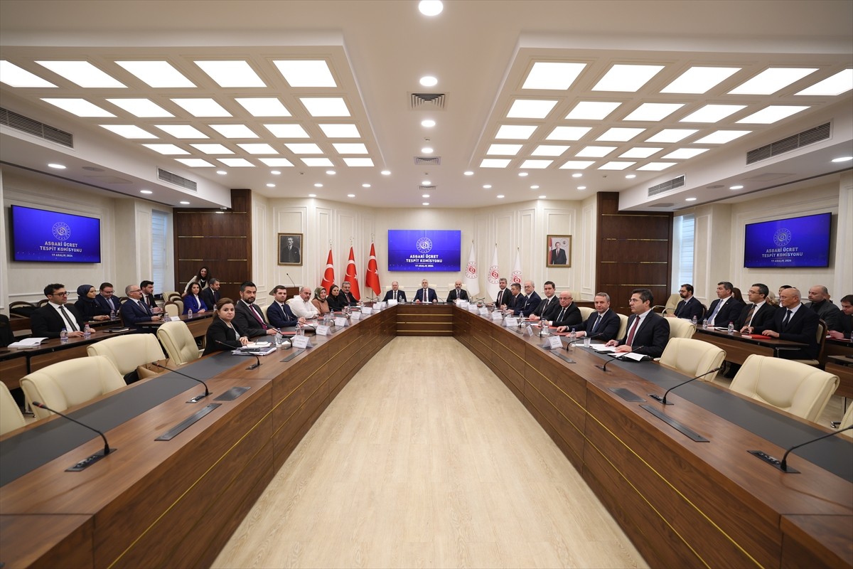 İşçi, işveren ve hükümet temsilcilerinden oluşan Asgari Ücret Tespit Komisyonu'nun, 2025'te...