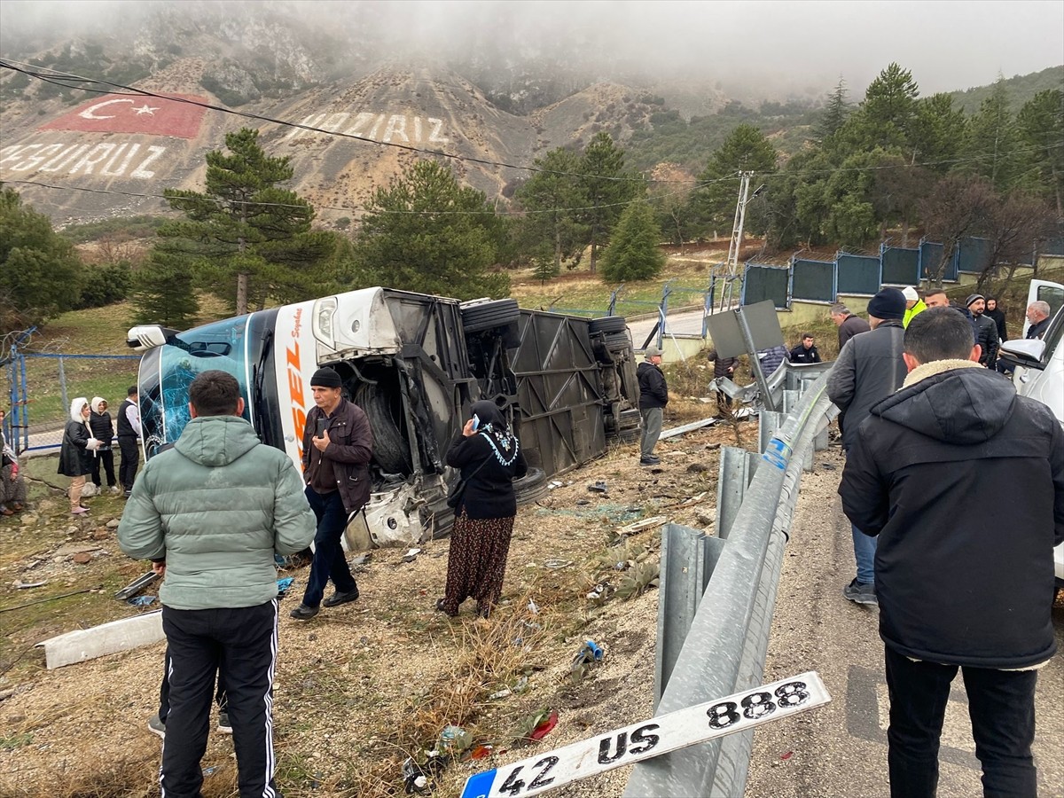 Isparta'nın Eğirdir ilçesinde yolcu otobüsünün şarampole devrilmesi sonucu bir kişi yaşamını...