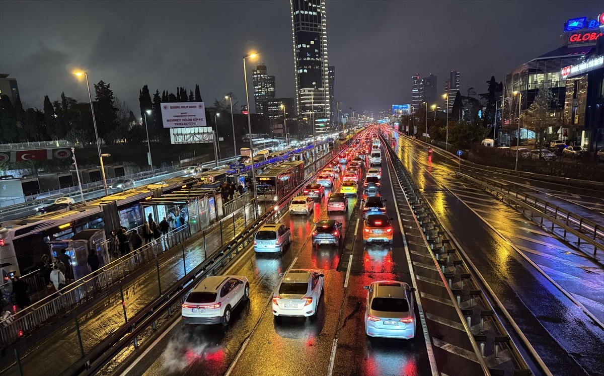 İstanbul'da akşam saatlerinde mesainin bitimi ve yağışın da etkisiyle trafik yoğunluğu yüzde 90'a...