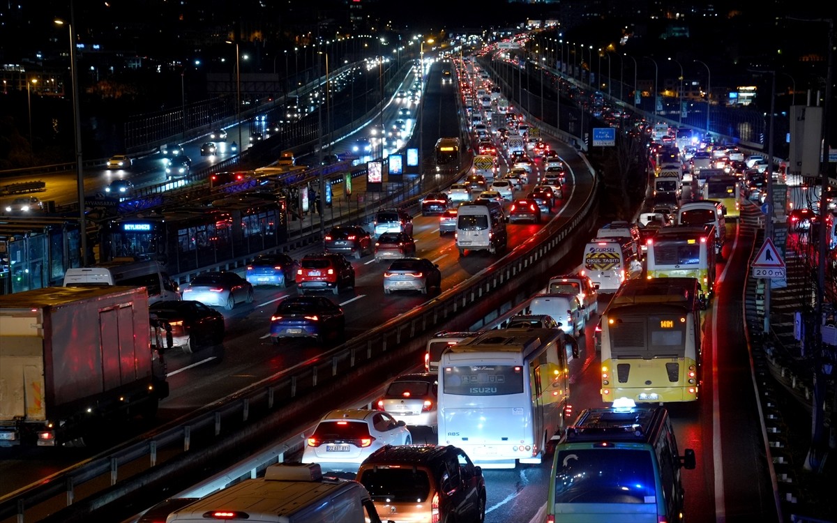 İstanbul'da haftanın ilk iş gününde bazı bölgelerde trafik yoğunluğu yaşanıyor. Kentte haftanın...