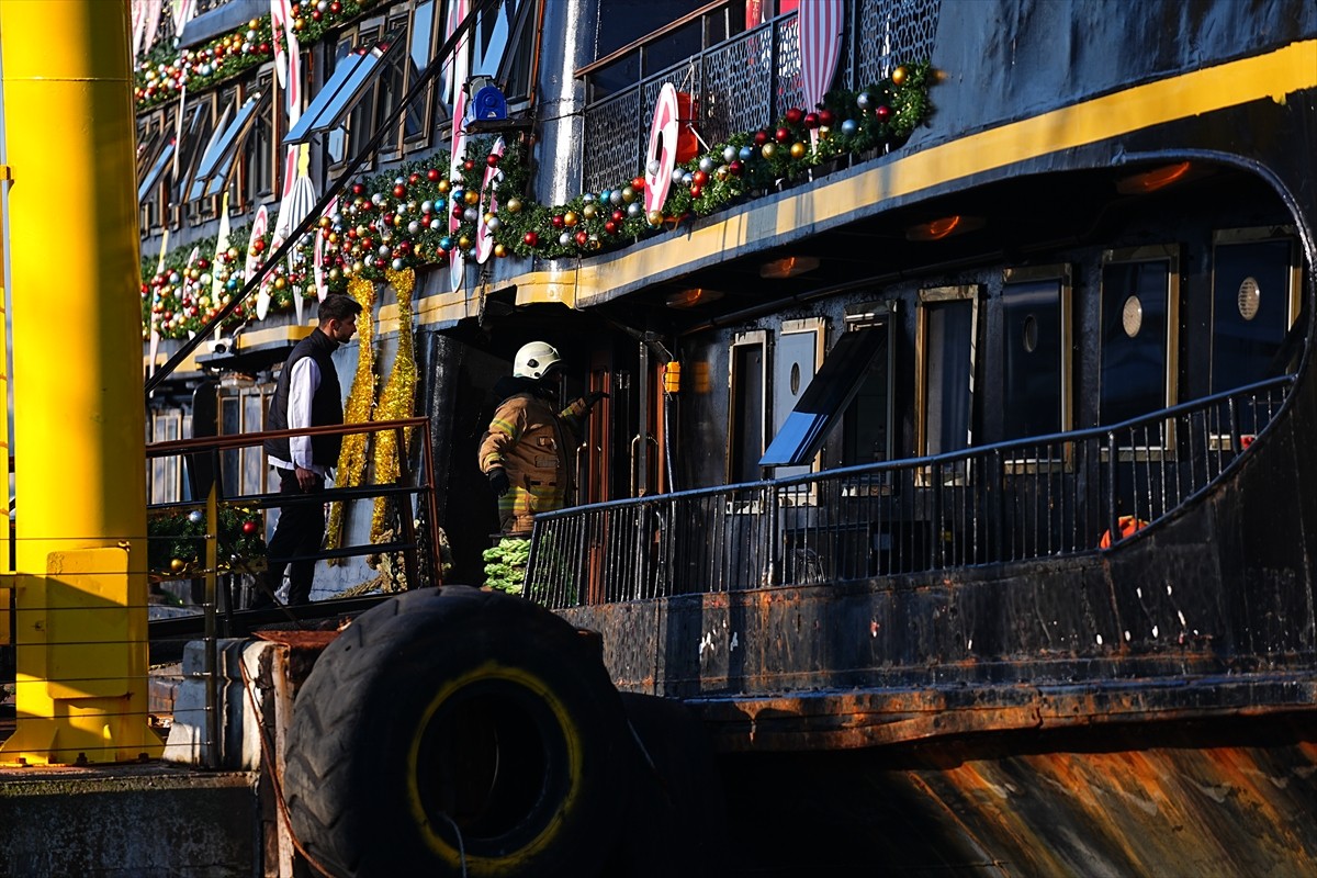 İstanbul'da tur teknesinde çıkan yangın itfaiye ekiplerince söndürüldü. Yangında teknede hasar...