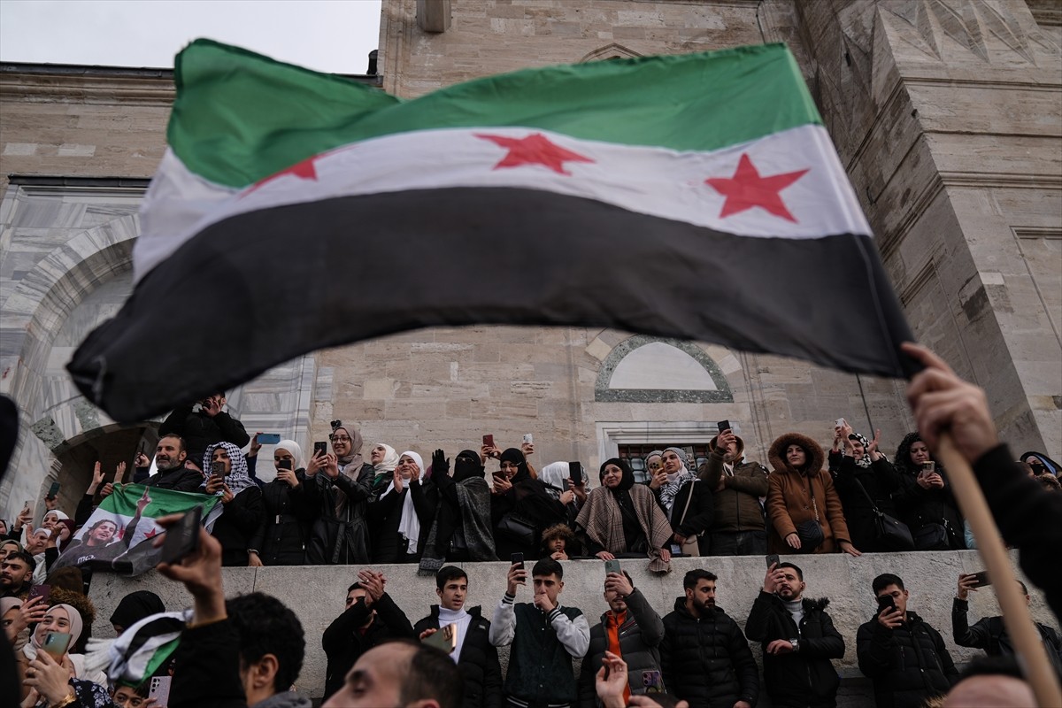 İstanbul'da yaşayan Suriyeliler, ülkelerinde Esed rejiminin devrilmesini kutladı. Kentte yaşayan...