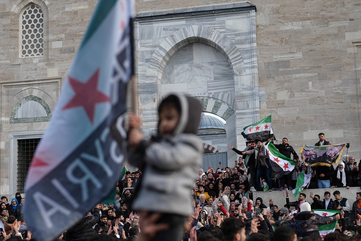 İstanbul'da yaşayan Suriyeliler, ülkelerinde Esed rejiminin devrilmesini kutladı. Kentte yaşayan...
