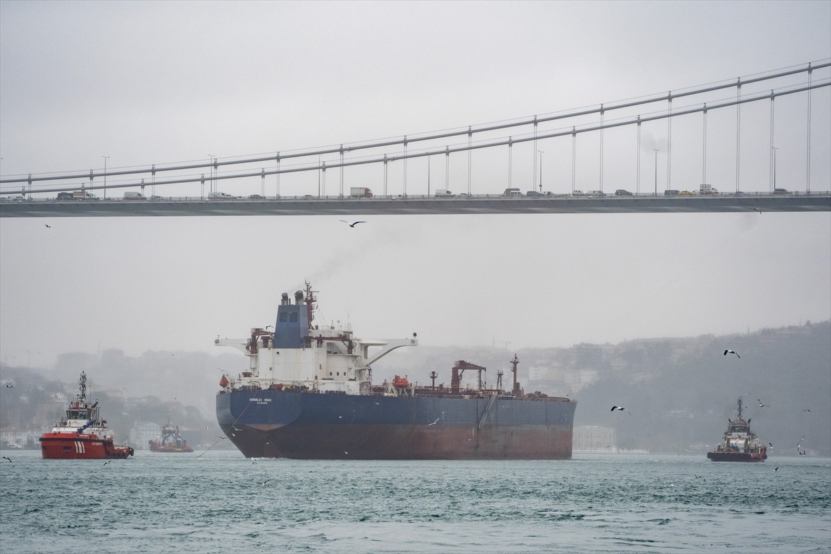 İstanbul Boğazı'nda bir tankerin arıza yapması nedeniyle gemi trafiği çift yönlü askıya...
