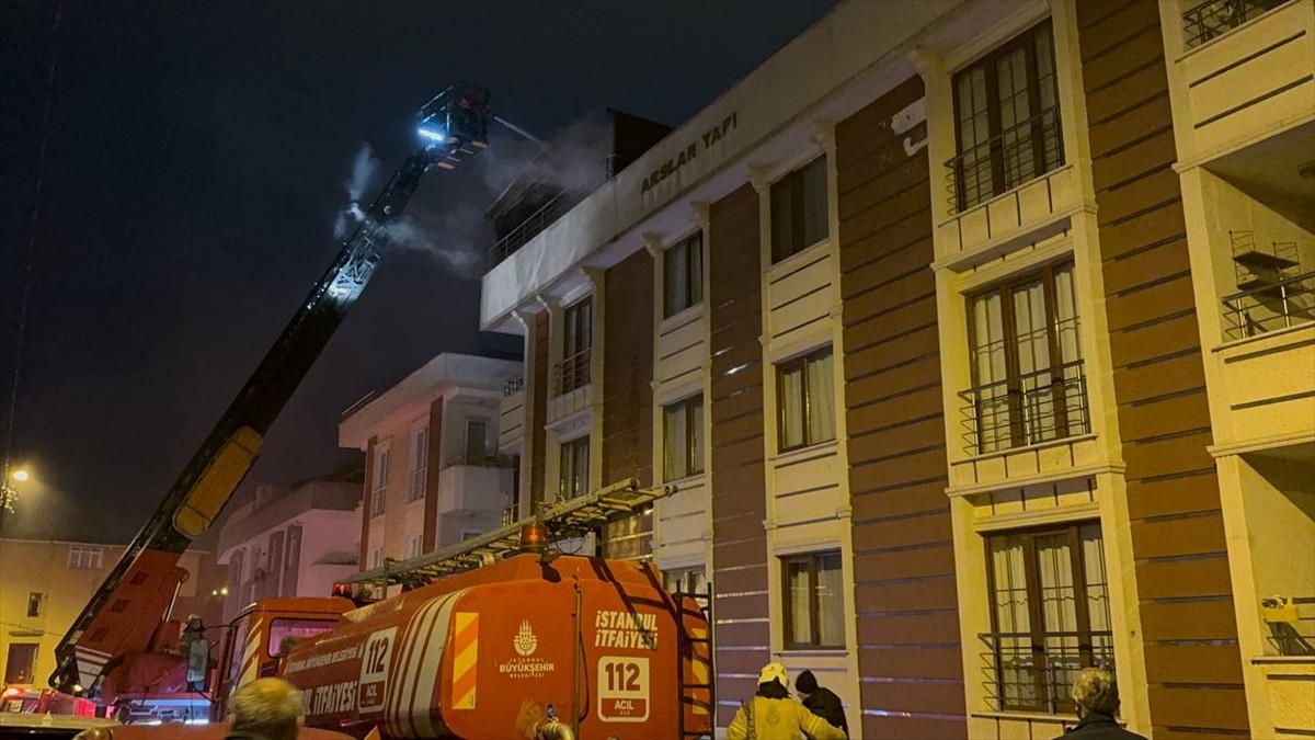 İstanbul Çekmeköy'de bir apartmanın teras katında çıkan yangın itfaiye ekiplerince...