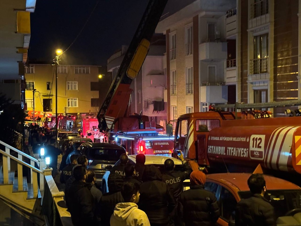 İstanbul Çekmeköy'de bir apartmanın teras katında çıkan yangın itfaiye ekiplerince...