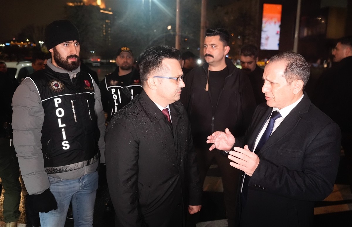 İstanbul Emniyet Müdürü Selami Yıldız (sağda), Beyoğlu'nda polis ekiplerince gerçekleştirilen...