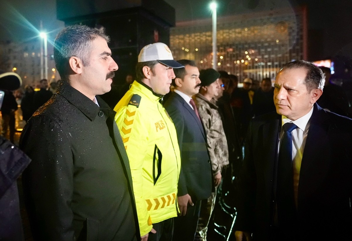 İstanbul Emniyet Müdürü Selami Yıldız (sağda), Beyoğlu'nda polis ekiplerince gerçekleştirilen...