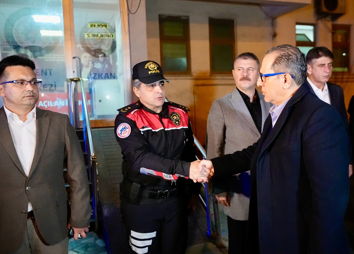 İstanbul Emniyet Müdürü Selami Yıldız, Sultangazi'de polis ekiplerince gerçekleştirilen geniş...