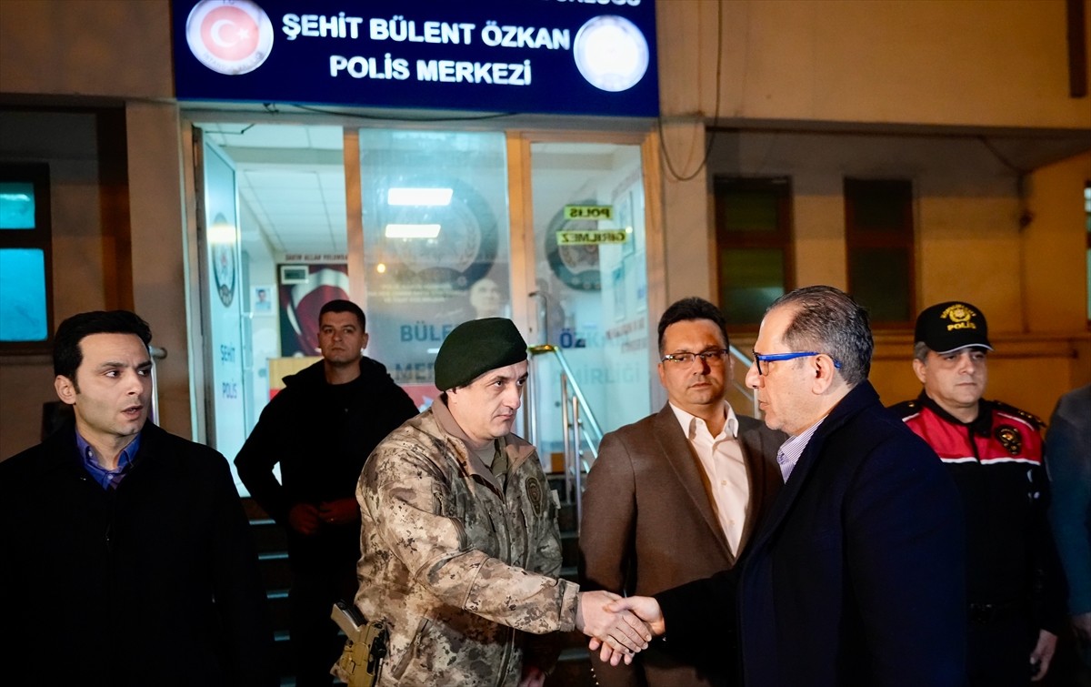 İstanbul Emniyet Müdürü Selami Yıldız, Sultangazi'de polis ekiplerince gerçekleştirilen geniş...