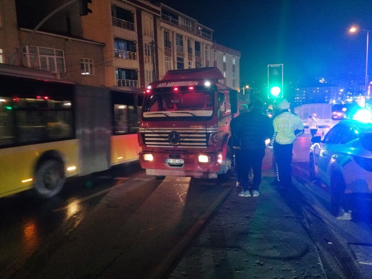 İstanbul Gaziosmanpaşa'da yolun karşısına geçmeye çalışırken tankerin çarptığı 15 yaşındaki çocuk...