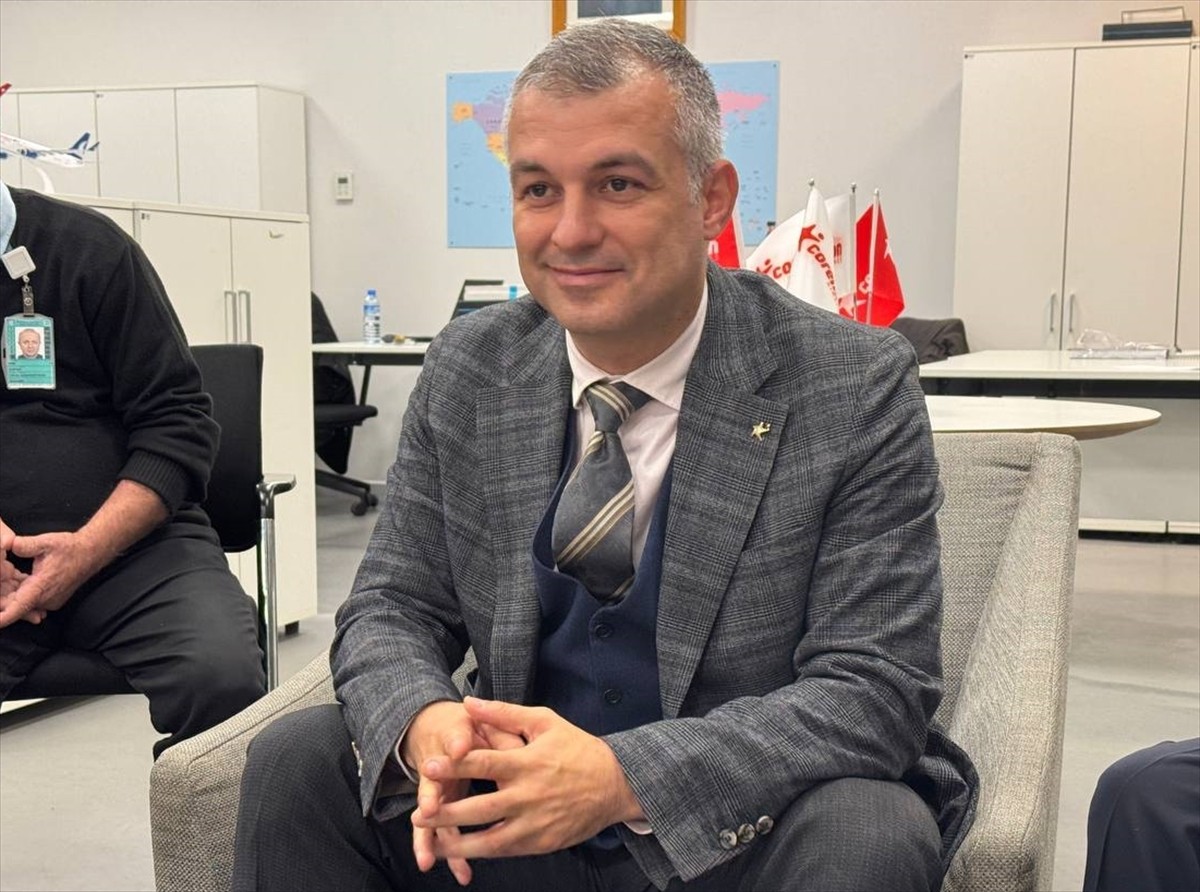 İstanbul Havalimanları Muhabirleri Derneğinin odasında basın mensuplarıyla bir araya gelen...