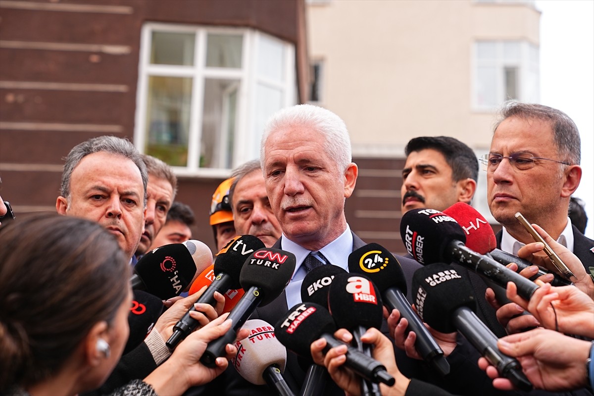 İstanbul Valisi Davut Gül, Beylikdüzü'nde 14 katlı binanın bodrum katındaki dairede meydana gelen...