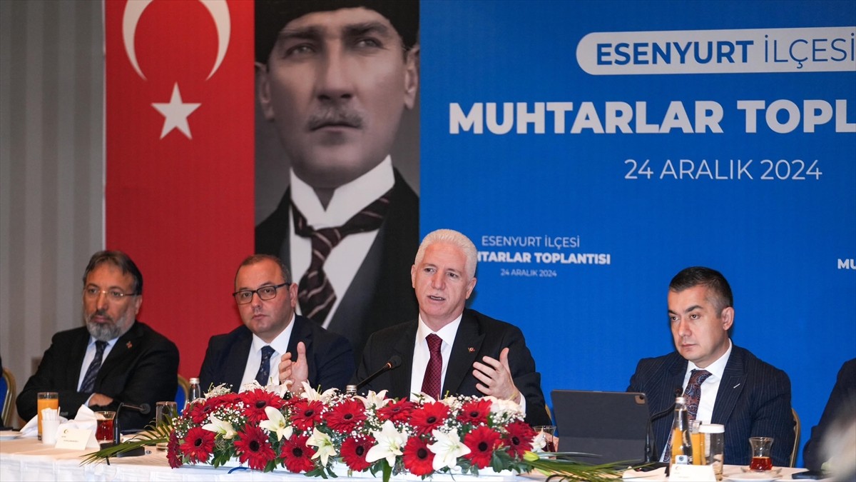 İstanbul Valisi Davut Gül (sağ 2), Esenyurt'ta bir dizi ziyaretlerde bulunarak, muhtarlarla bir...