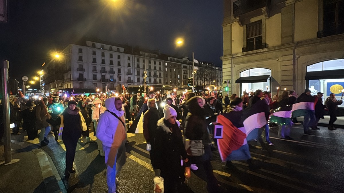 İsviçre'nin Cenevre kentinde yüzlerce kişi İsrail'in yoğun saldırıları altında bulunun Filistin ve...