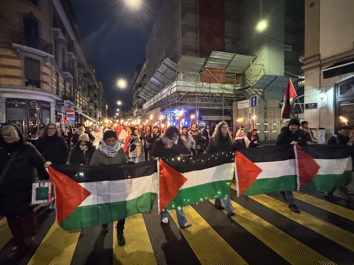 İsviçre'nin Cenevre kentinde yüzlerce kişi İsrail'in yoğun saldırıları altında bulunun Filistin ve...