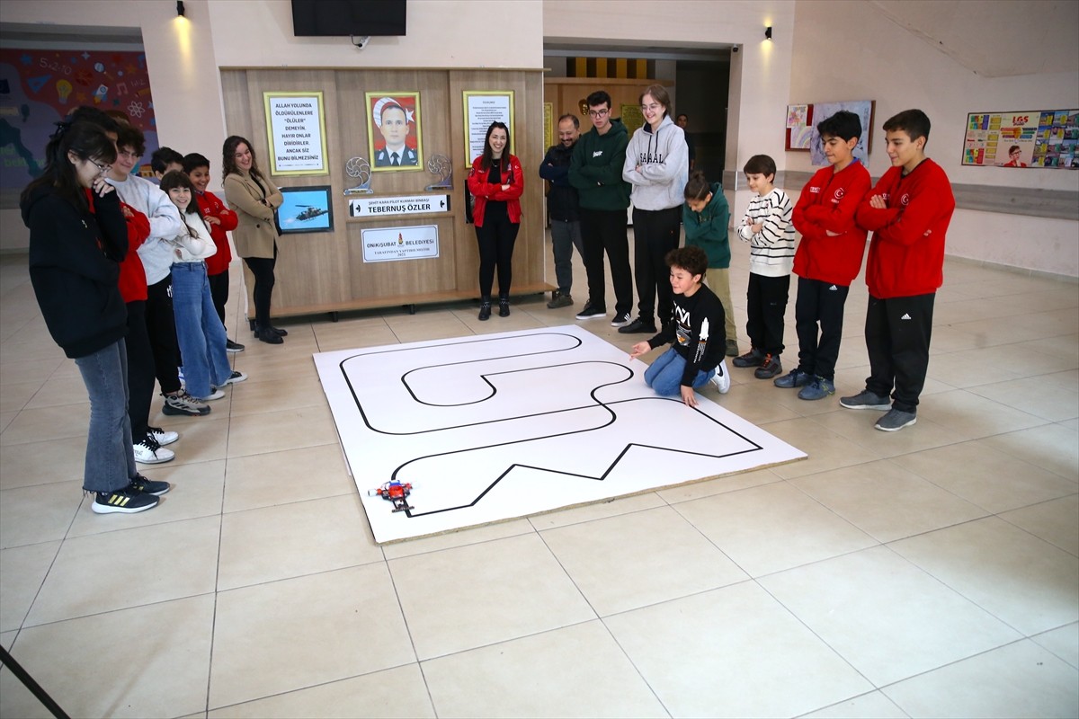 İtalya'da gerçekleştirilen robot olimpiyatlarında "çizgi izleyen" kategorisinde dünya şampiyonu...