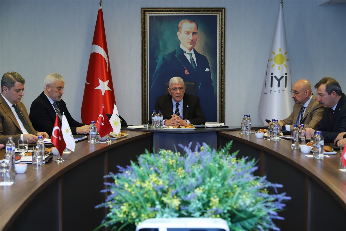 İYİ Parti Başkanlık Divanı toplandı. İYİ Parti Genel Başkanı Müsavat Dervişoğlu, genel merkez ek...