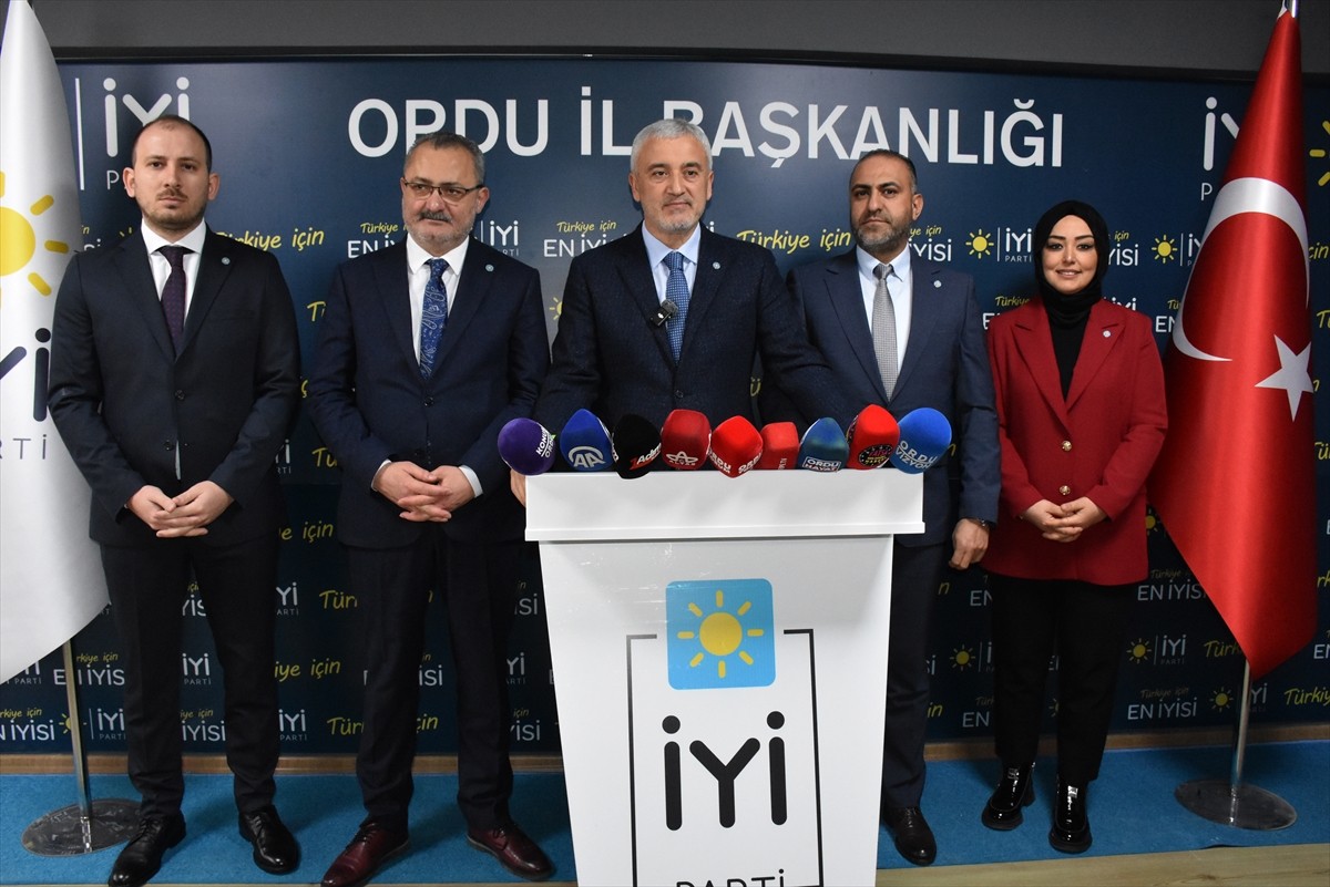 İYİ Parti Genel Başkan Yardımcısı Enver Yılmaz (ortada), partisinin Ordu İl Başkanlığında...
