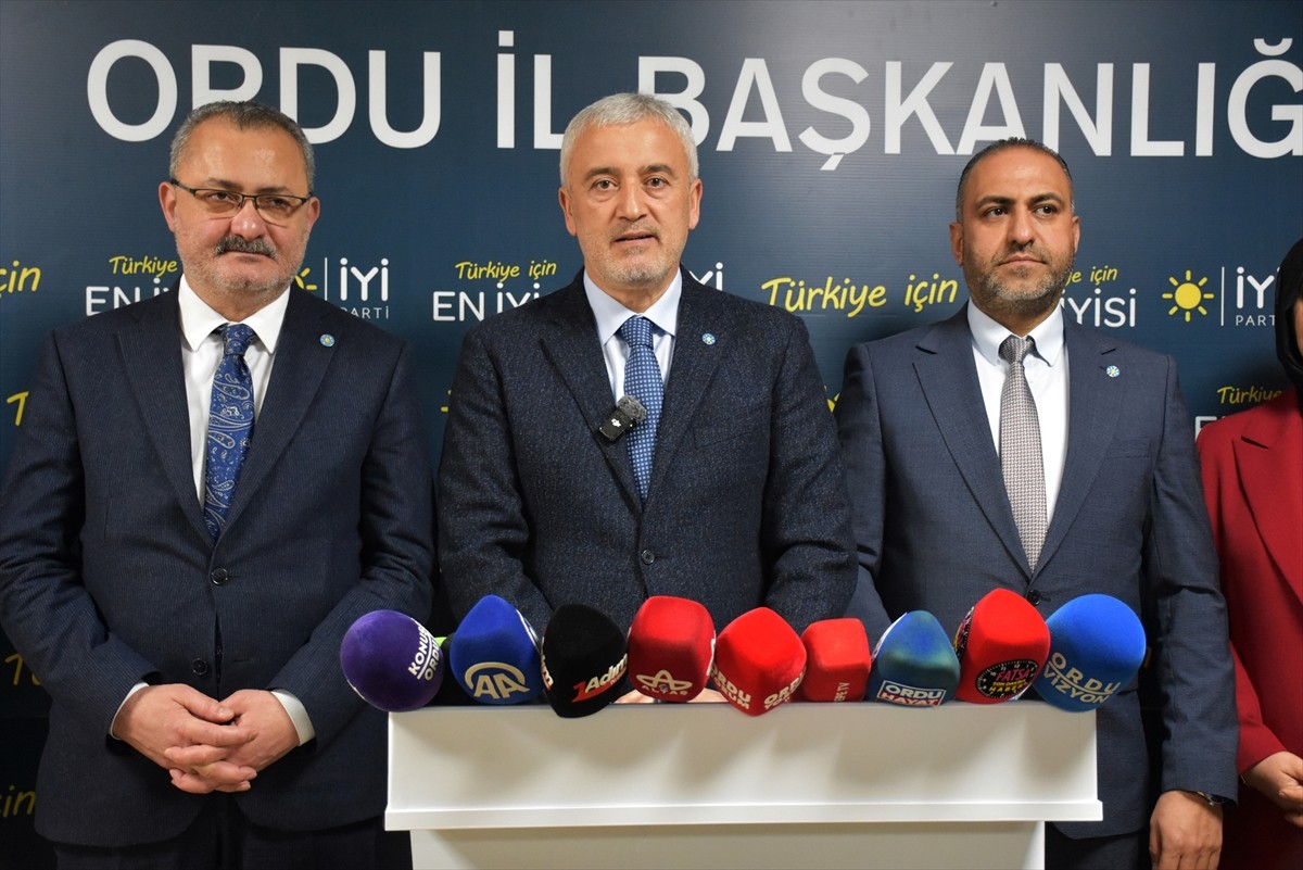 İYİ Parti Genel Başkan Yardımcısı Enver Yılmaz (ortada), partisinin Ordu İl Başkanlığında...