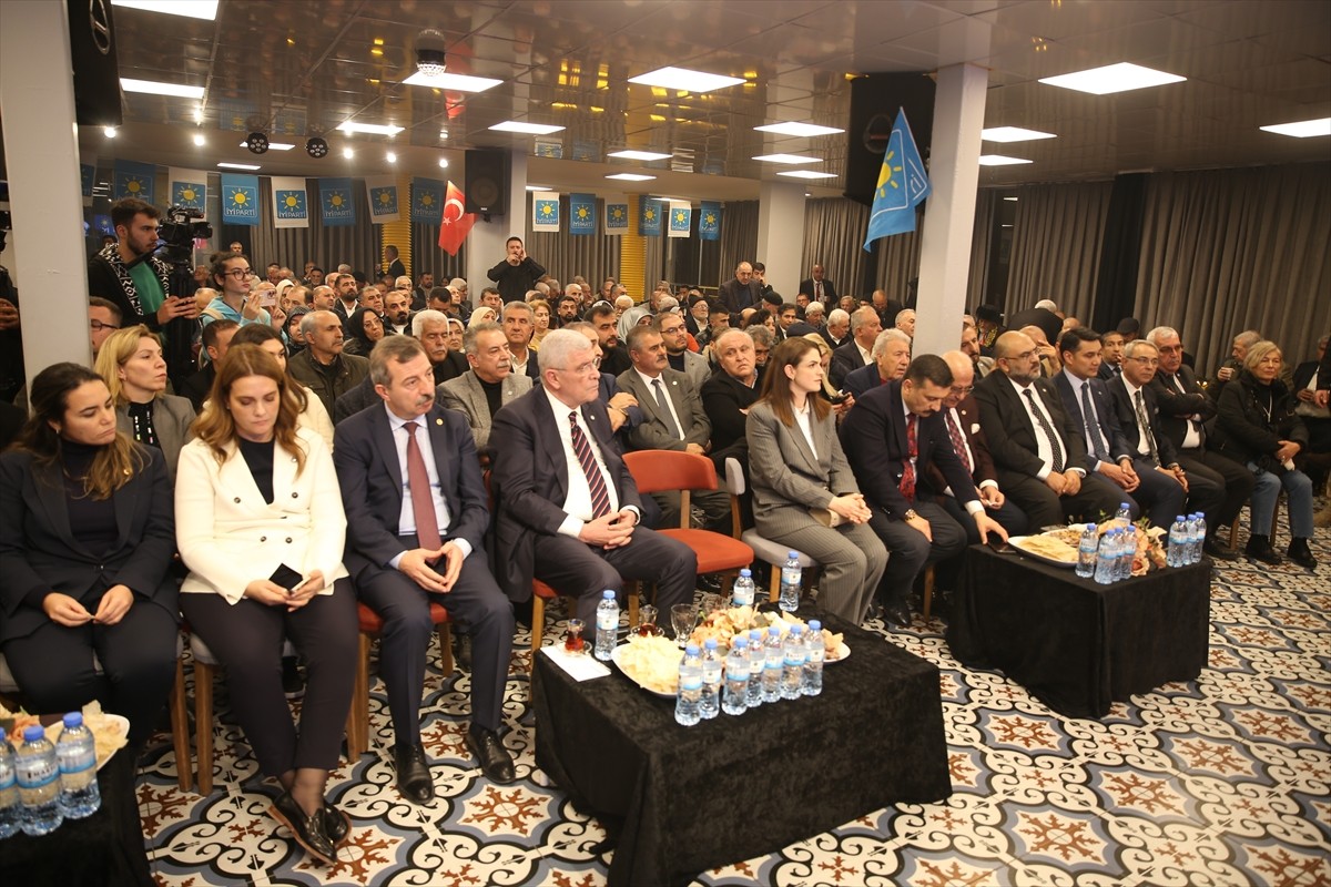 İYİ Parti Genel Başkanı Müsavat Dervişoğlu, deprem bölgesi ziyaretleri kapsamında geldiği...